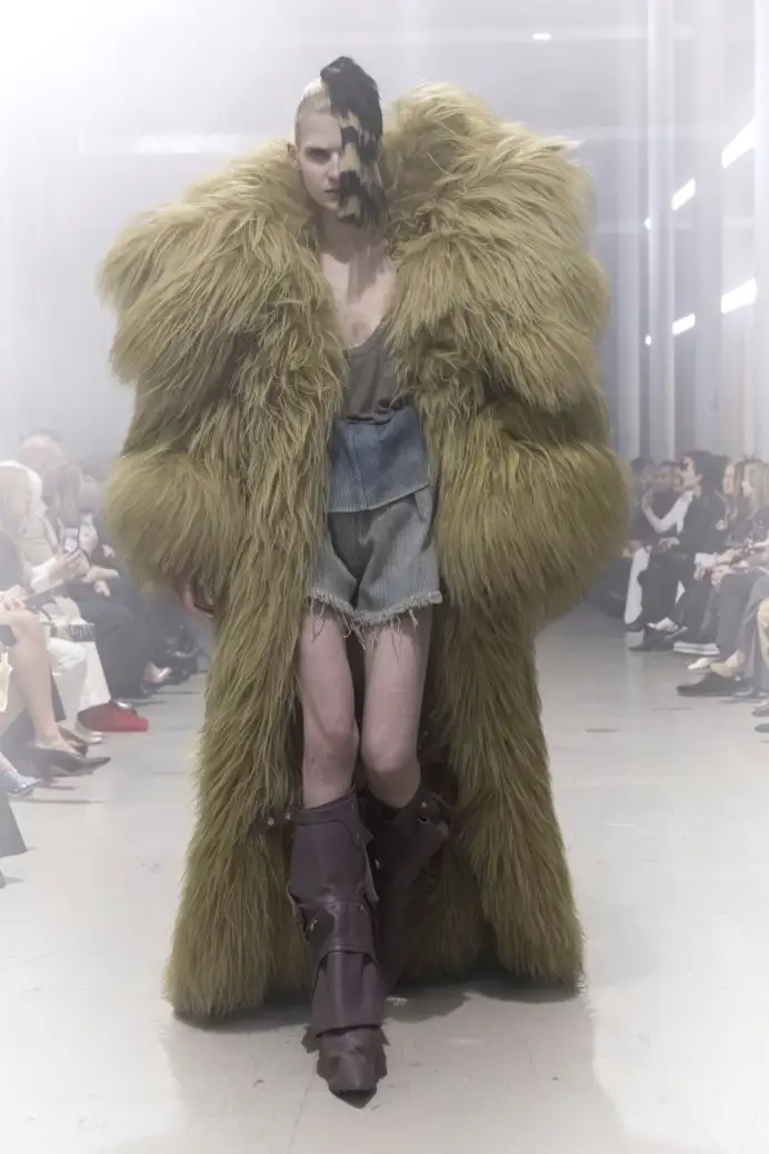 Un look Rick Owens fall-winter 2026/27 (courtesy Owenscorp)