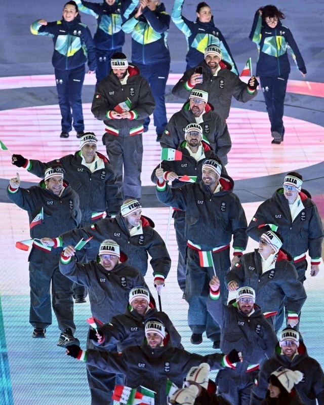 Gli atleti italiani indossano EA7 alla cerimonia di apertura dei Giochi paralimpici invernali Milano Cortina 2026 (courtesy Giorgio Armani)