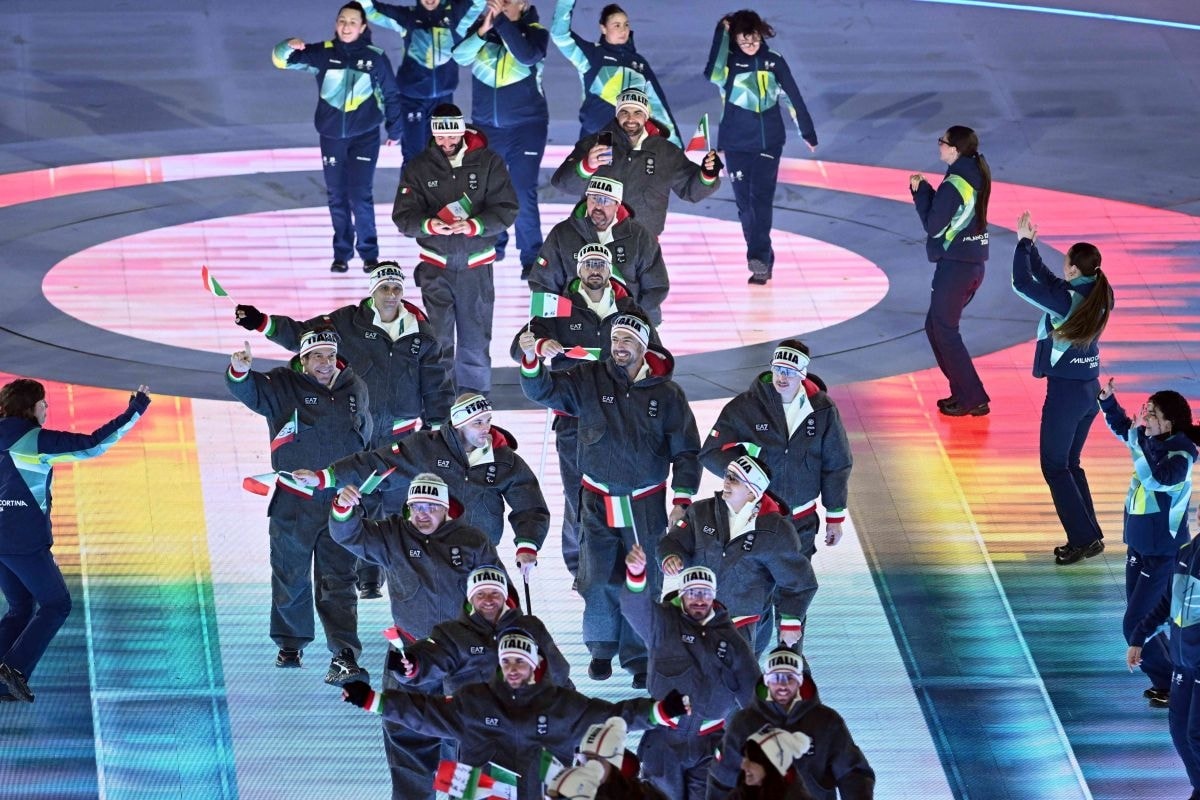 Gli atleti italiani indossano EA7 alla cerimonia di apertura dei Giochi paralimpici invernali Milano Cortina 2026 (courtesy Giorgio Armani)