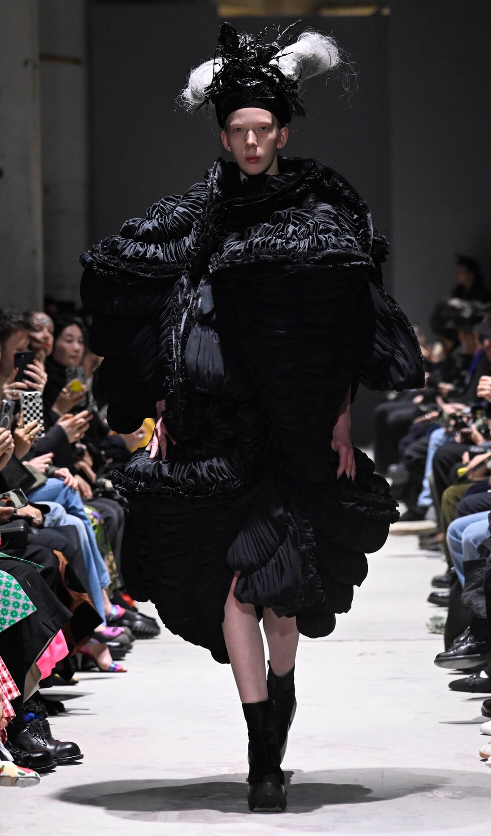 Un look Comme des garcons fall-winter 2026/27 (foto Francesc Ten/MFF)
