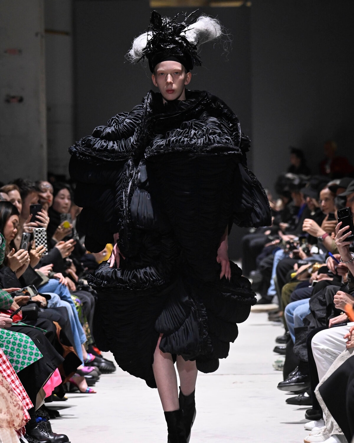 Un look Comme des garcons fall-winter 2026/27 (foto Francesc Ten/MFF)