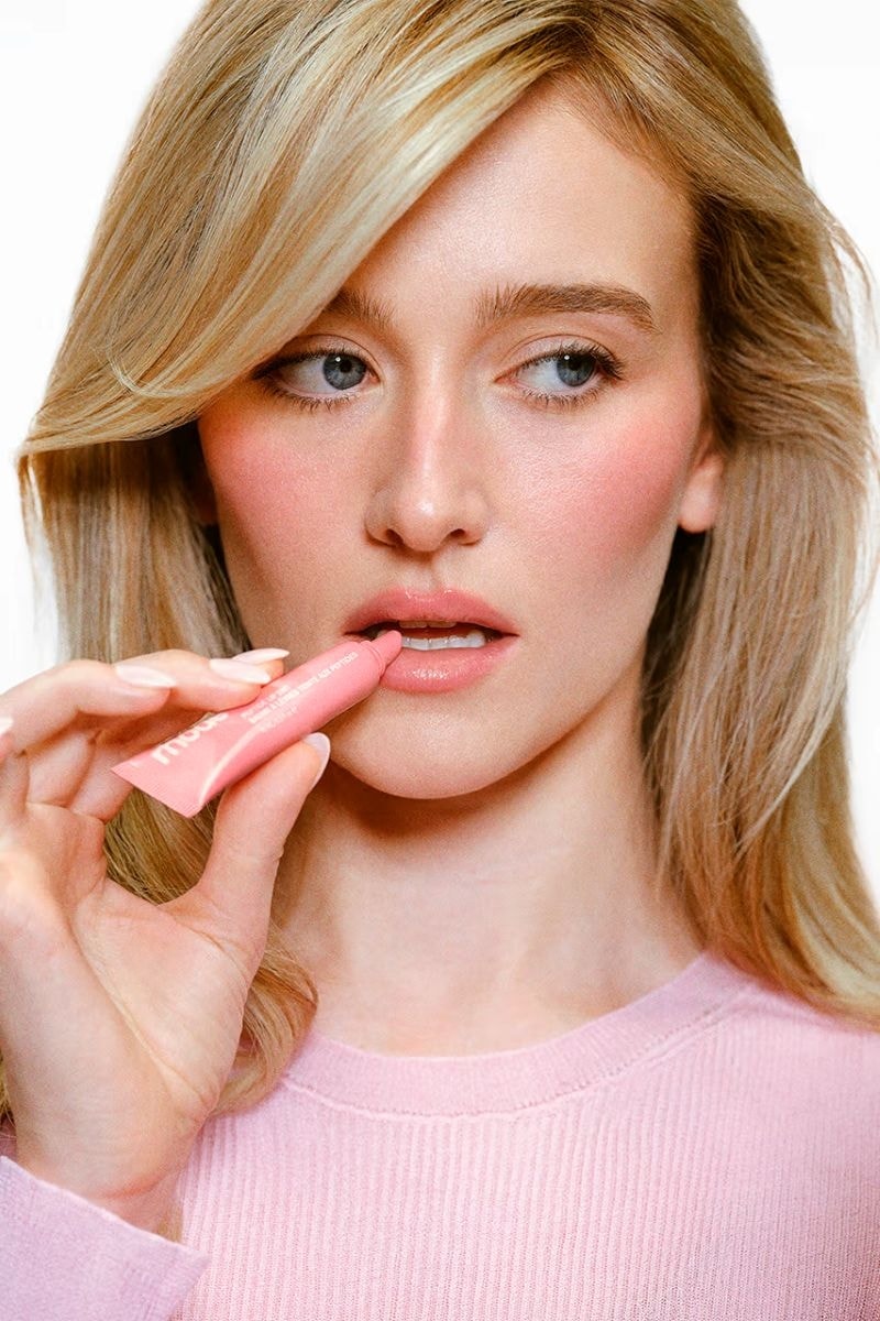 Sarah Pidgeon nella campagna spring di Rhode (ph Rhode official website)