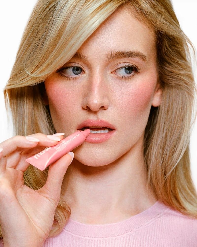Sarah Pidgeon nella campagna spring di Rhode (ph Rhode official website)