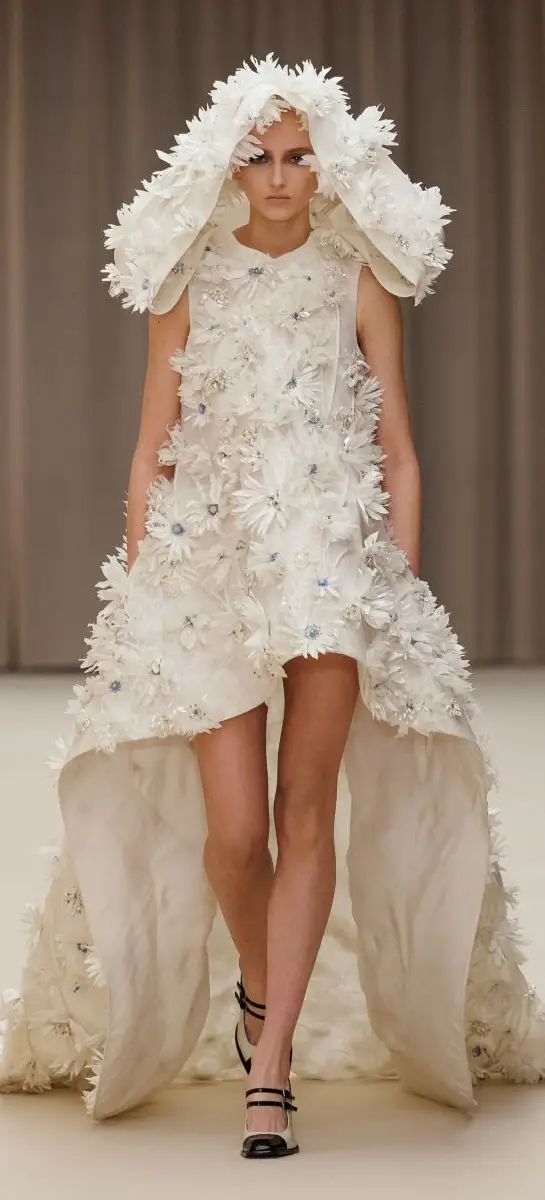Un look McQuenn fall-winter 2026/27 (courtesy McQueen)