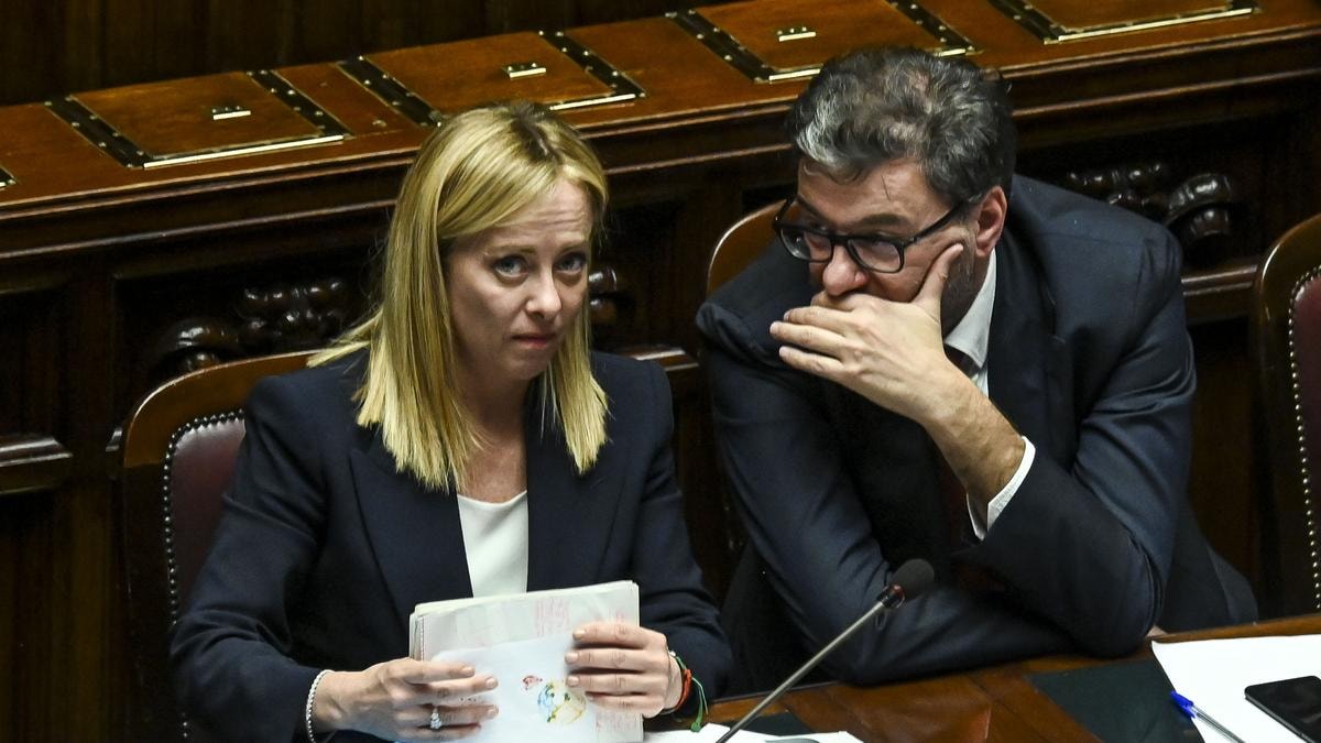 Caro benzina, il governo accelera sulle accise mobili. Ma la crisi energetica minaccia anche il pil 