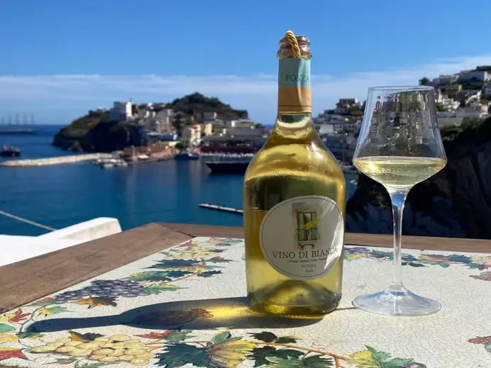Tra calette e salite: Ponza si trasforma in un paradiso per ciclisti