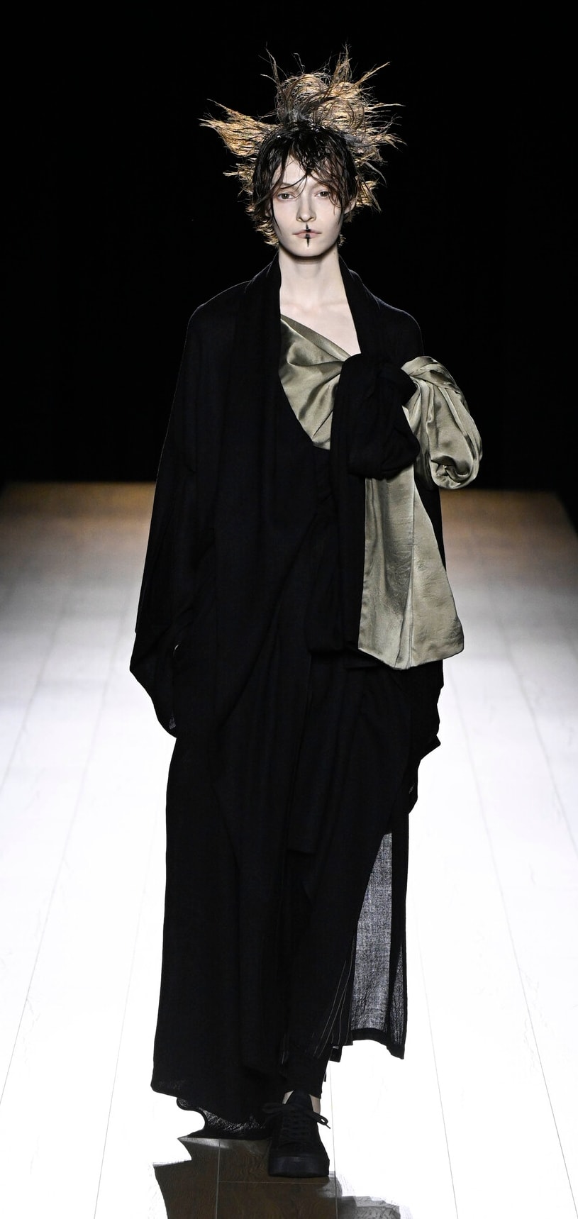 Un look Yohji Yamamoto fall-winter 2026/27 (foto Francesc Ten/MFF)