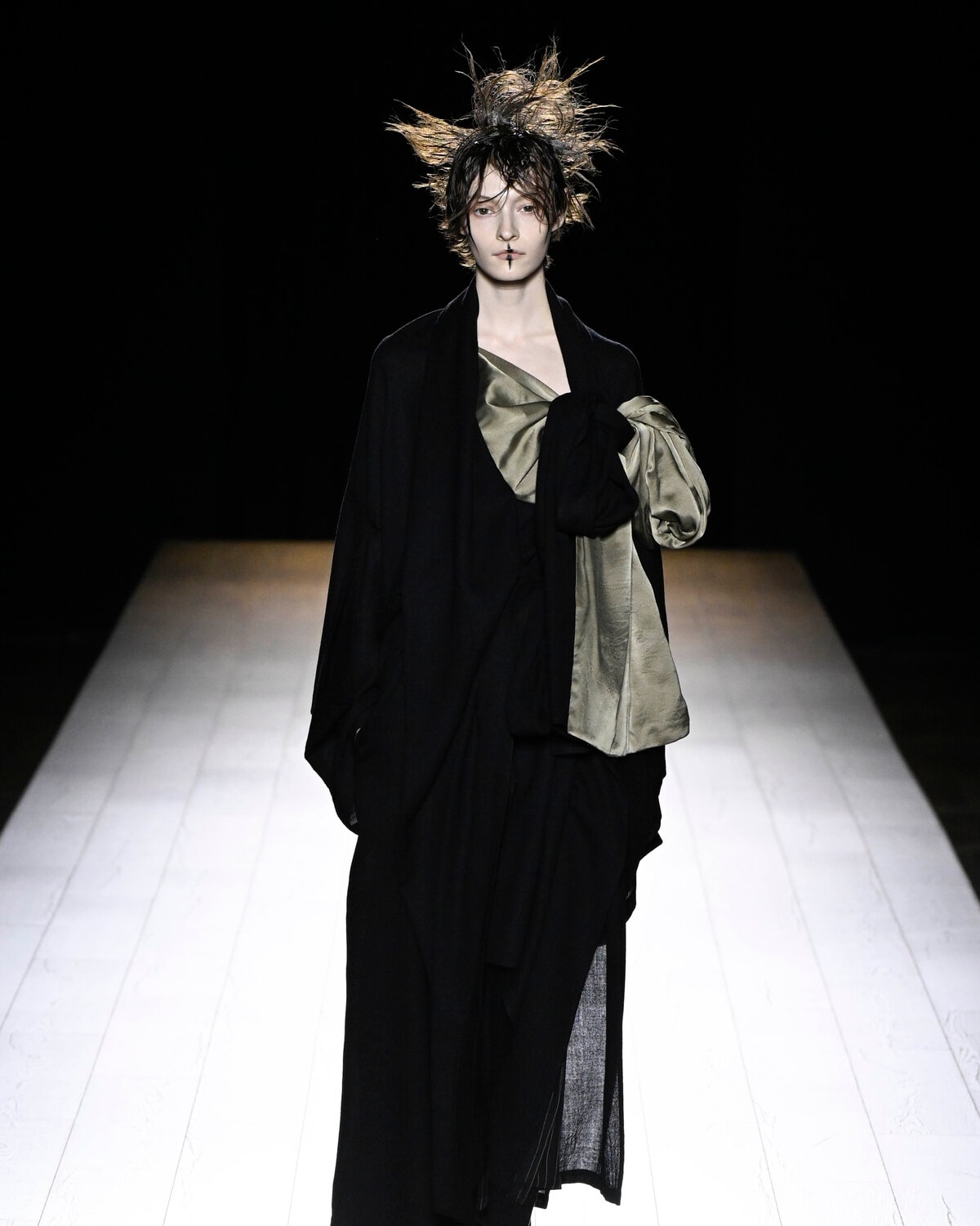 Un look Yohji Yamamoto fall-winter 2026/27 (foto Francesc Ten/MFF)