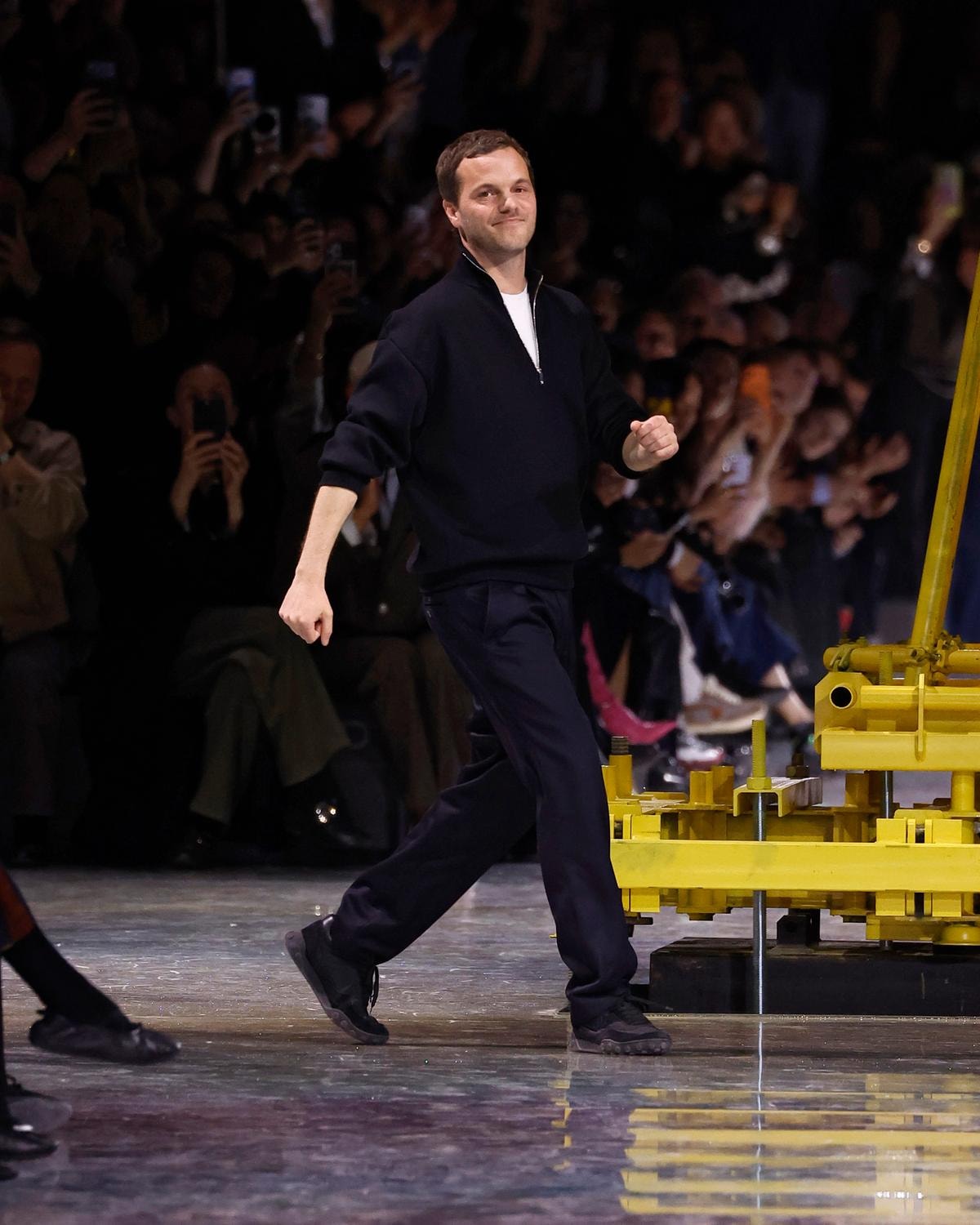 Matthieu Blazy alla fine della sfilata Chanel fall-winter 2026/27 (Francesc Ten/MFF)