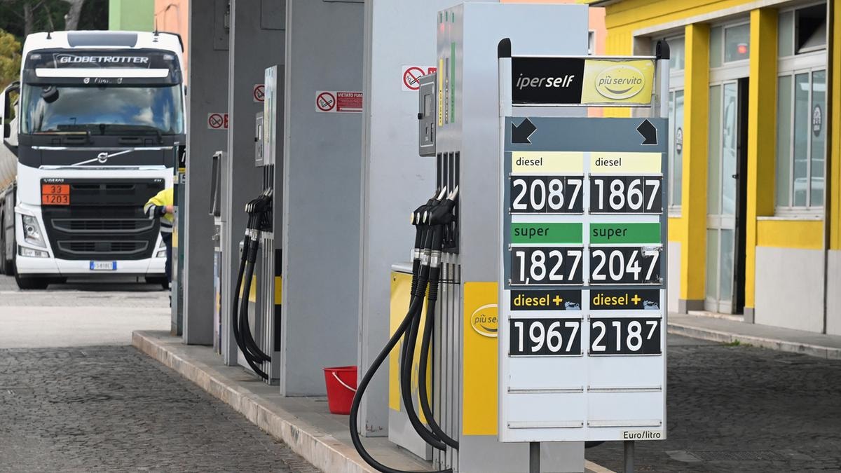 Caro benzina, i prezzi più alti nei distributori IP e Tamoil. Per il diesel record alle pompe Q8. Eni contiene i rialzi