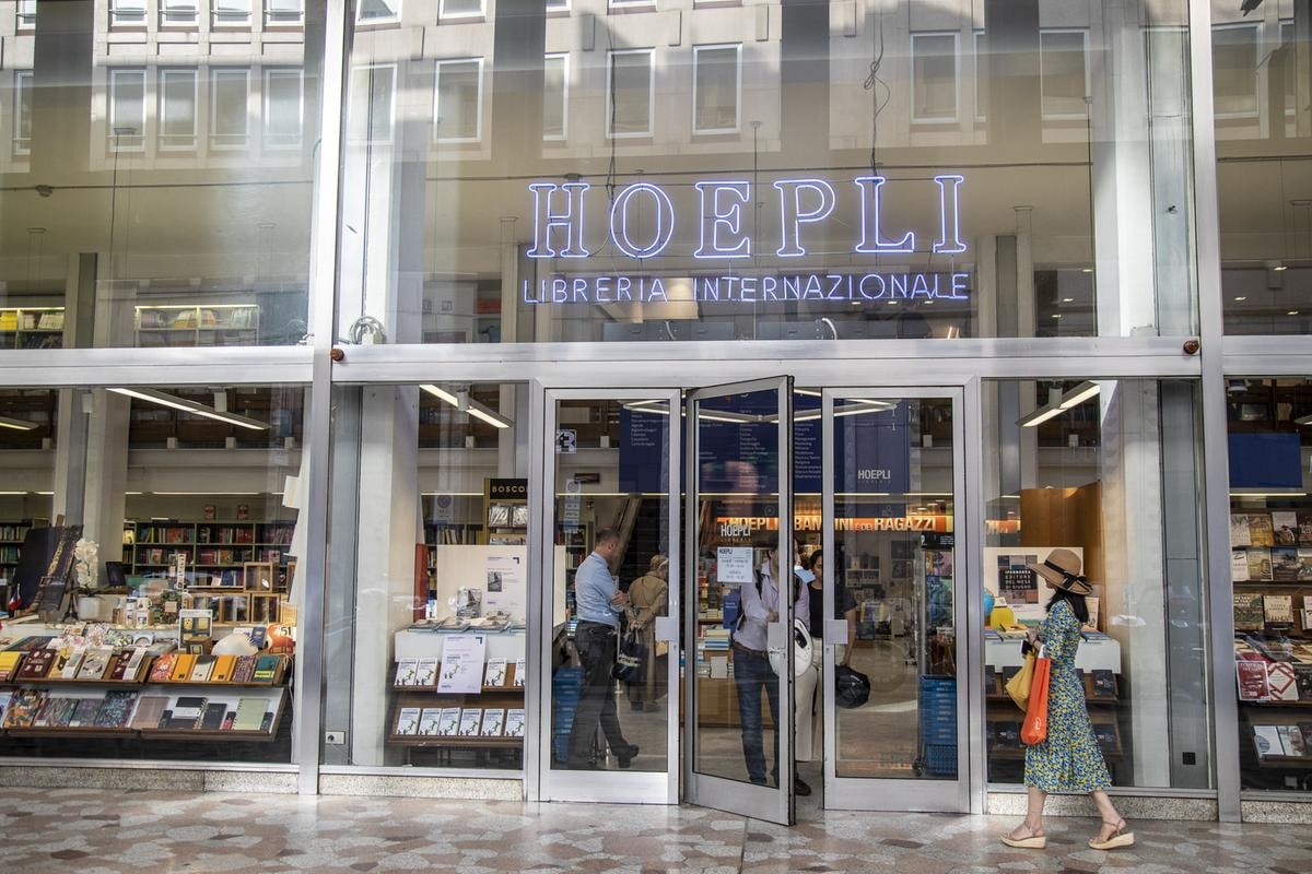 La sede della libreria Hoepli nell'omonima via a Milano