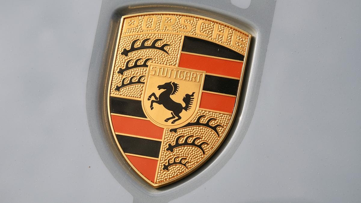 Porsche, si sbriciola l’utile operativo 2025 e i margini crollano all’1%: la casa automobilistica torna ai modelli a combustione