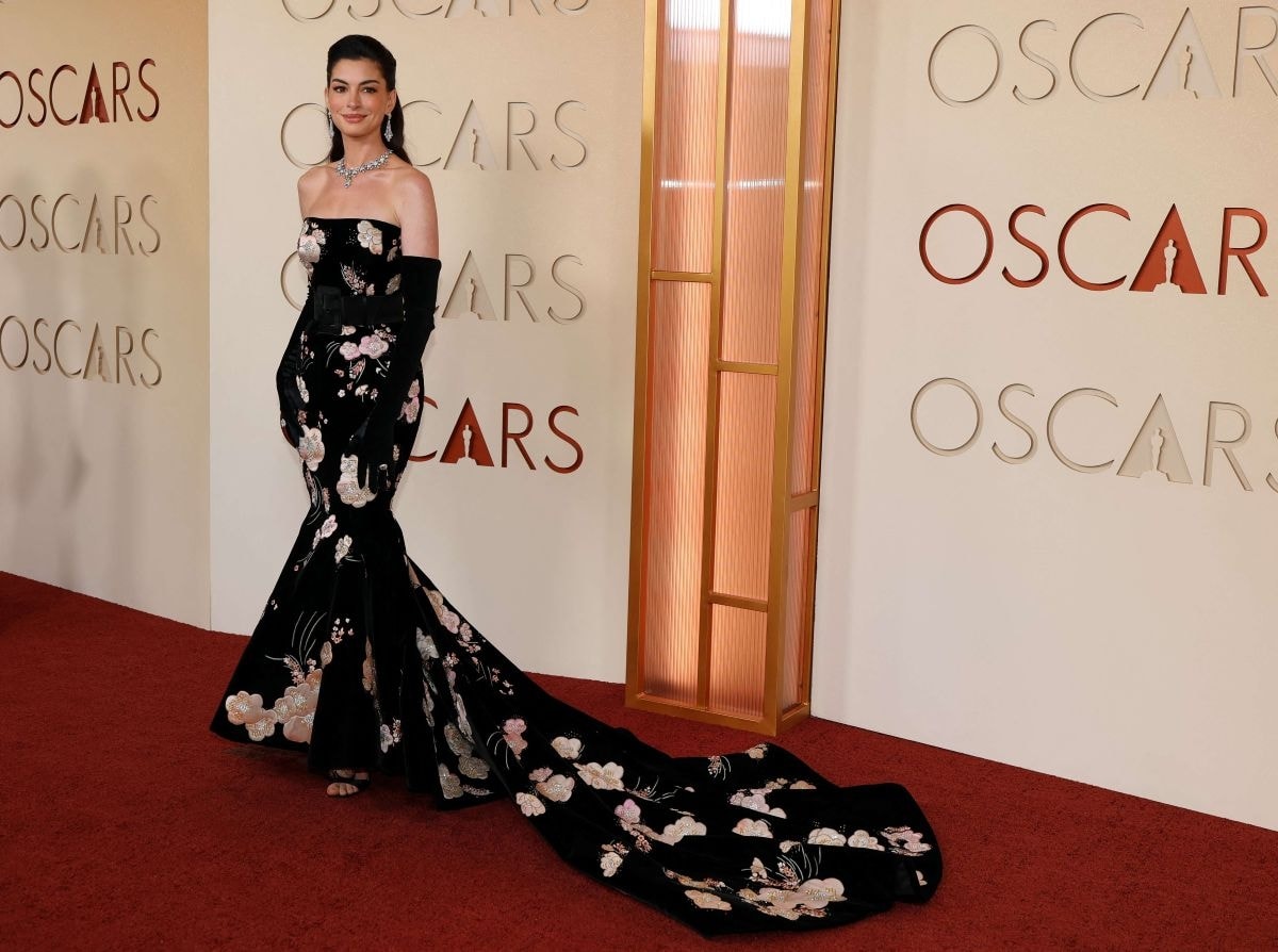 Anne Hathaway indossa un look Valentino e gioielli Bulgari (ph Getty images, courtesy Bulgari)