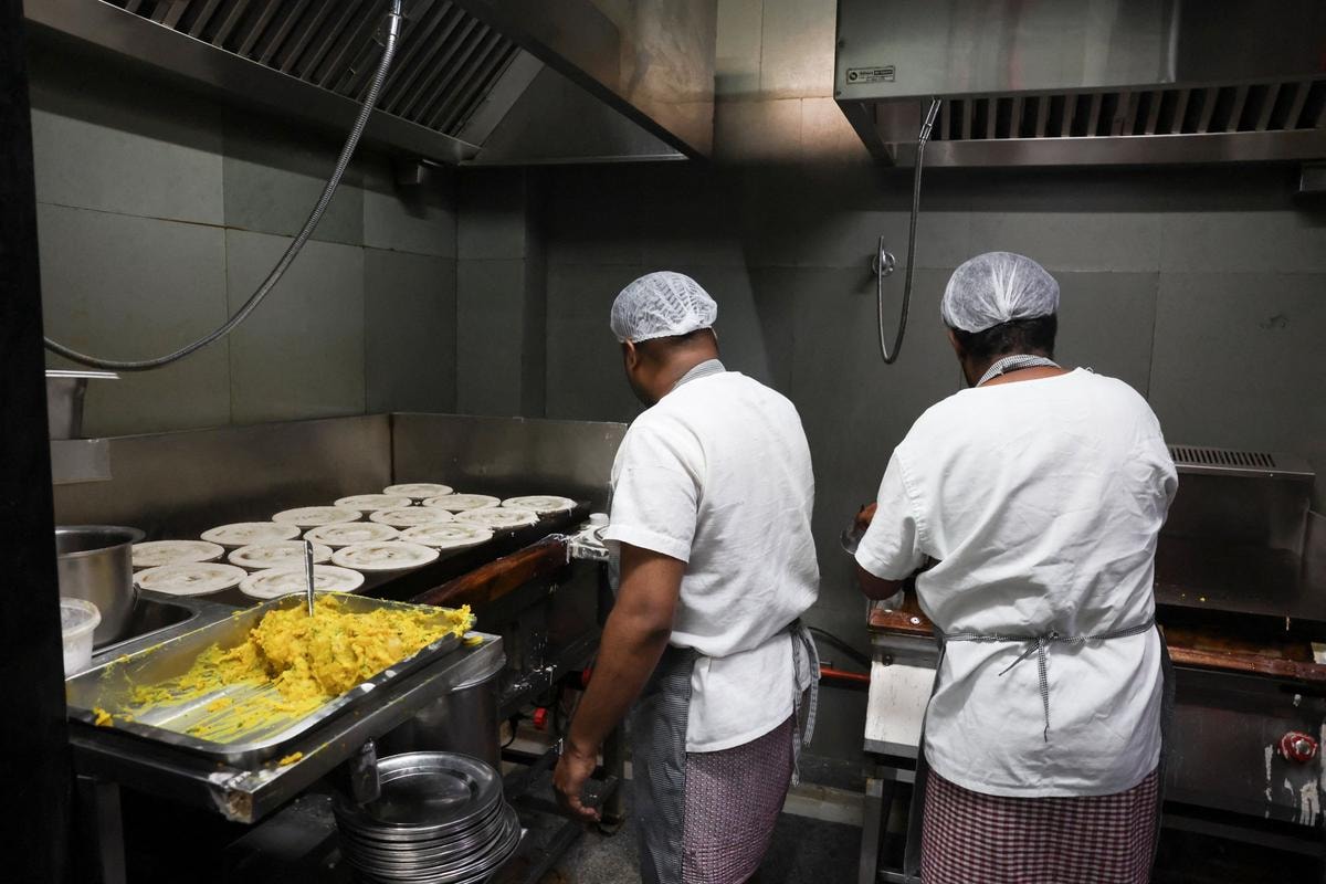 Prezzo del gas alle stelle, in India i ristoranti smettono di friggere. E in Pakistan si lavora solo 4 giorni alla settimana