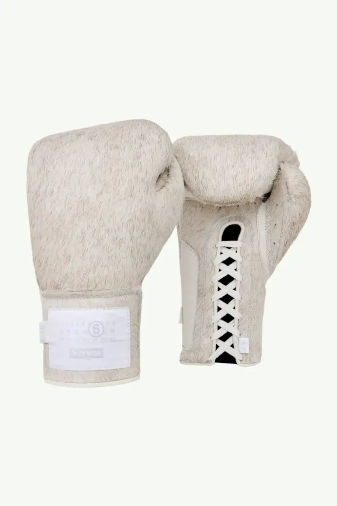 Un paio di guantoni da boxe Maison Margiela x Supreme (courtesy Maison Margiela)
