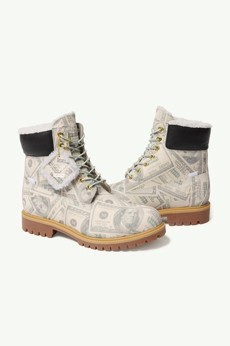 Un paio di stivali Maison Margiela x Supreme (courtesy Maison Margiela)