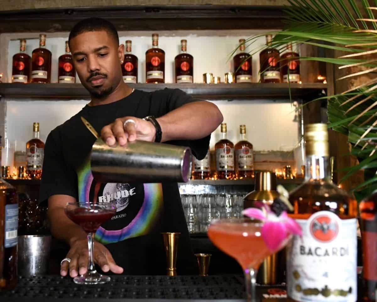 Michael B. Jordan con il cocktail inventato da lui King Cuatro.