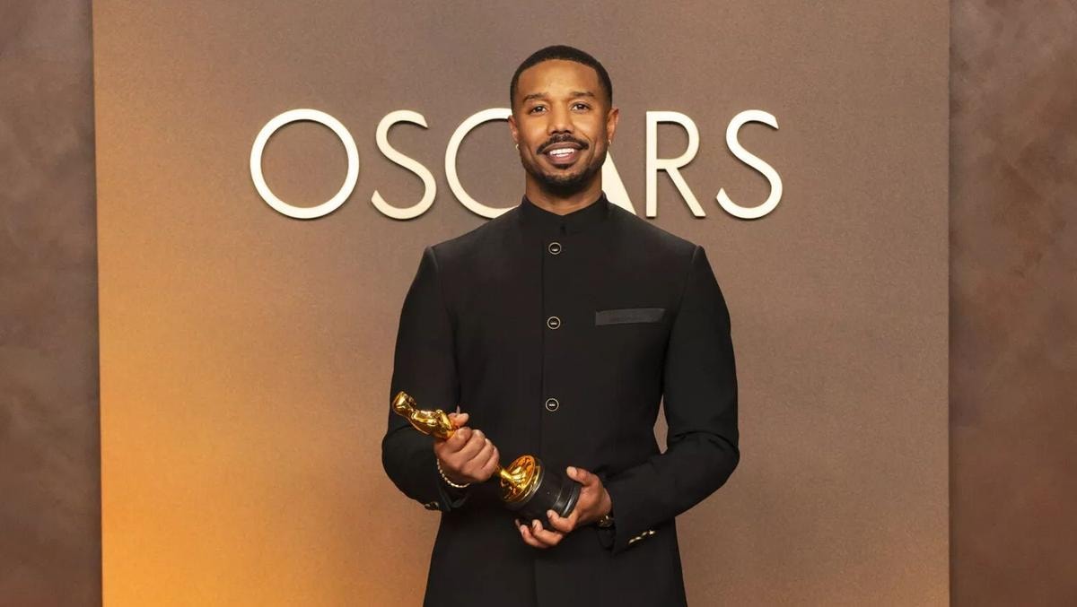 Michael B Jordan in Lousi Vuitton con l'Oscar.vinto come miglior attore protagonista.jpg