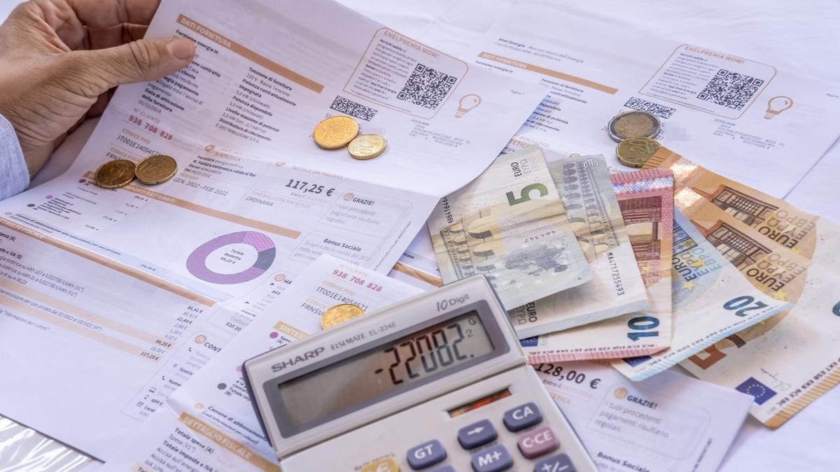Bollette, torna l’incubo rincari: +33% per il gas e +24% per la luce. Stangata da 900 milioni per le imprese