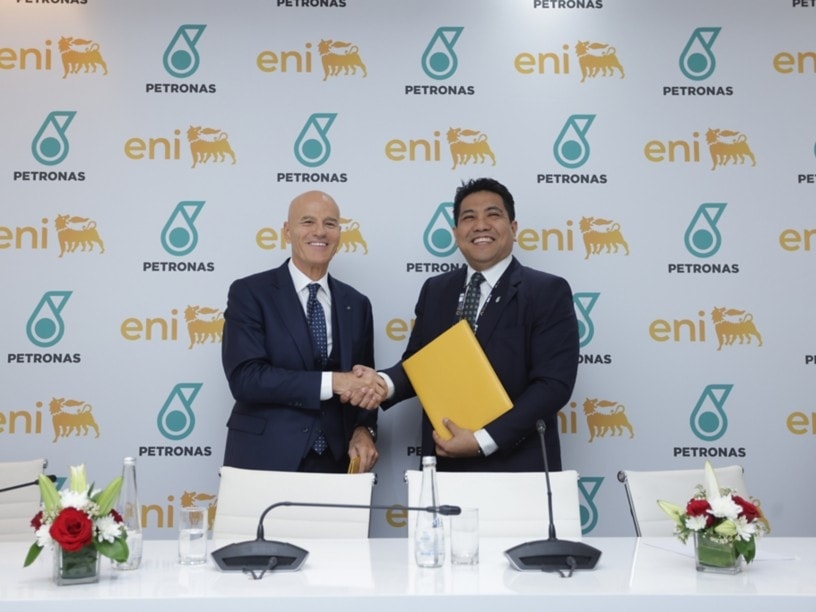 Claudio Descalzi, ceo Eni, con Tengku Muhammad Taufik, presidente e ceo Petronas