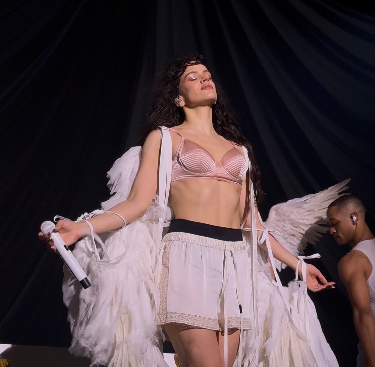 Rosalia indossa un look  Ann Demeulemeester (courtesy Ann Demeulemeester)