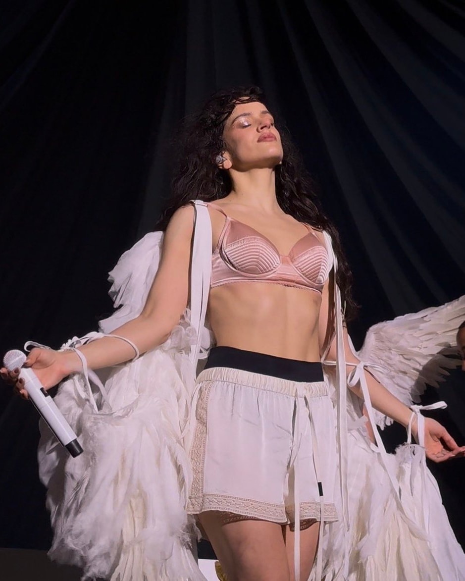 Rosalia indossa un look  Ann Demeulemeester (courtesy Ann Demeulemeester)