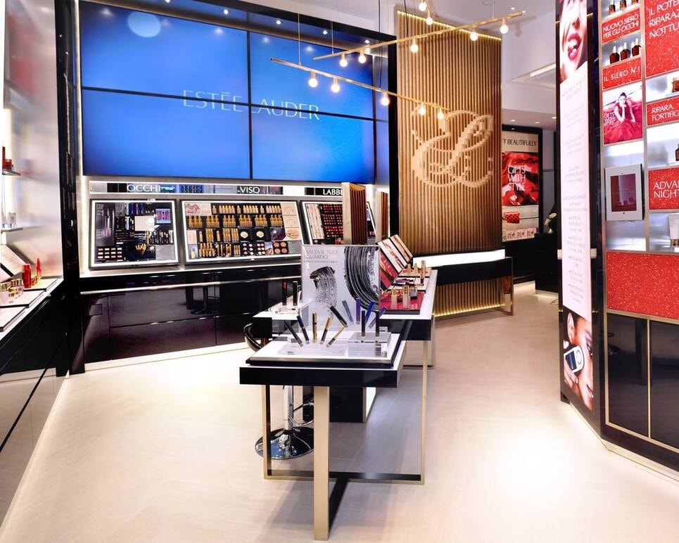 Un corner Estée Lauder (foto Imagoeconomica)