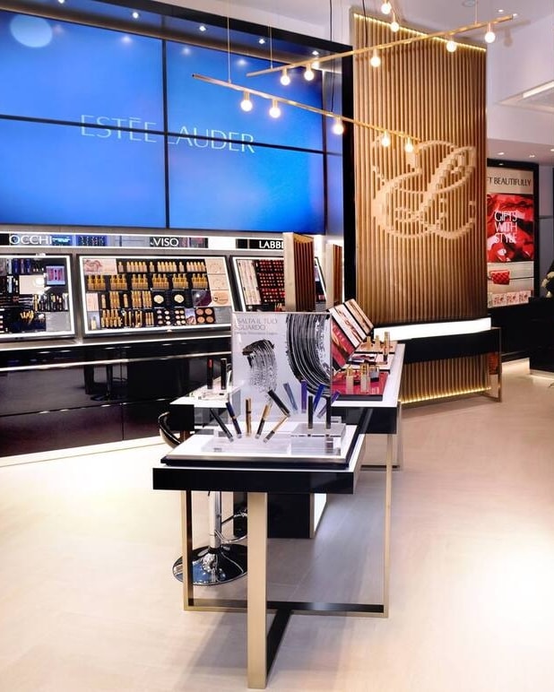 Un corner Estée Lauder (foto Imagoeconomica)