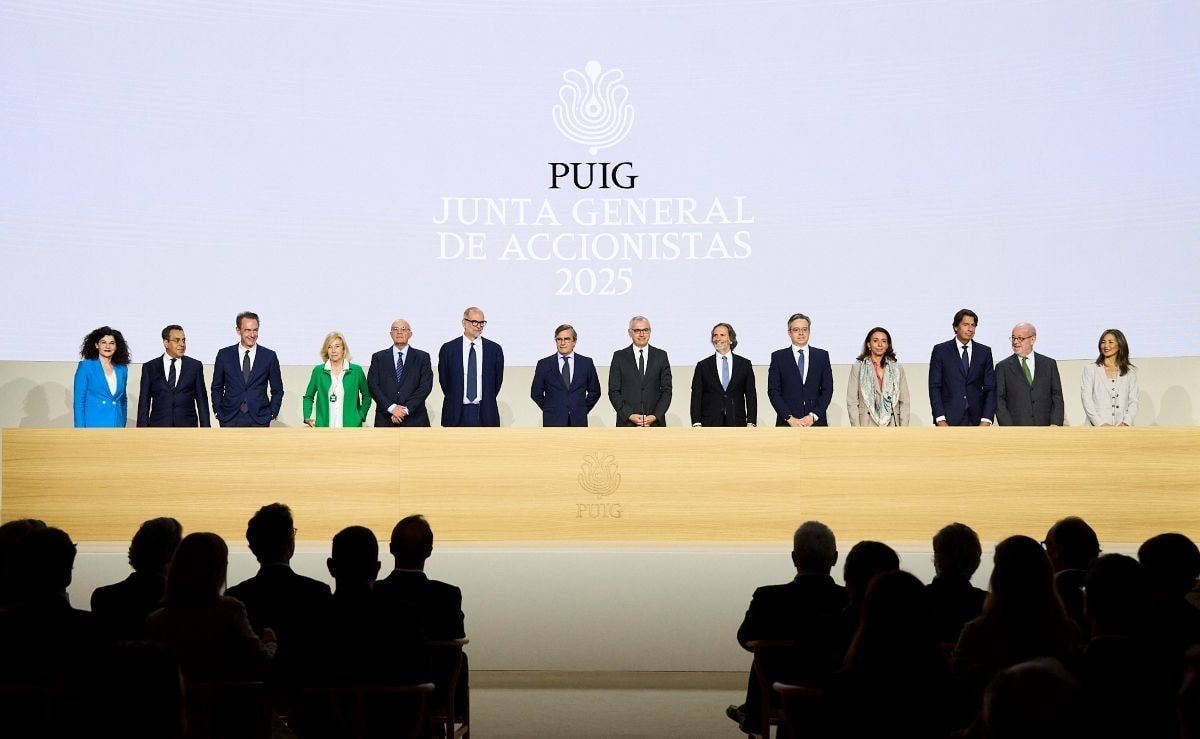 Al centro, Manuel e Marc Puig durante l'assemblea degli azionisti 2025 di Puig (courtesy Puig)