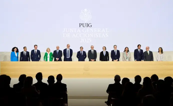Al centro, Manuel e Marc Puig durante l'assemblea degli azionisti 2025 di Puig (courtesy Puig)