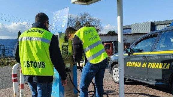 Benzina, il governo schiera la Gdf: controlli a tappeto per chi non rispetta il taglio dei prezzi