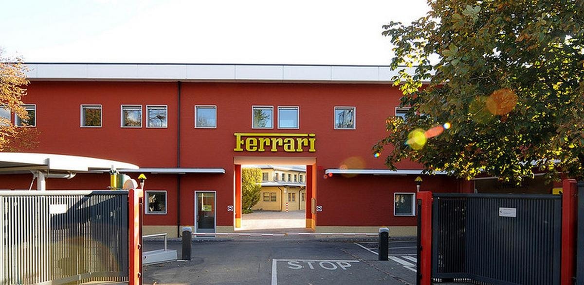 Ferrari sospende le consegne di auto via mare in Medio Oriente, troppi rischi per la guerra in Iran. E il titolo soffre