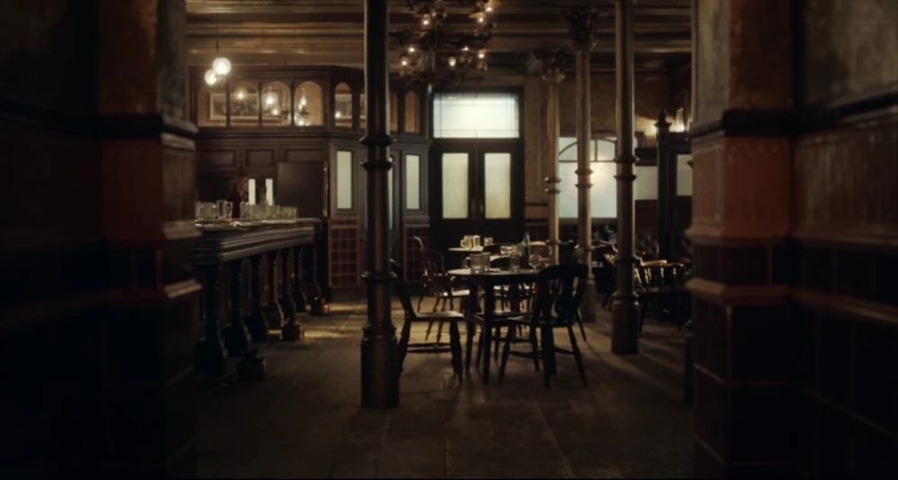 Esce il film di Peaky Blinders e il Garrison Pub apre a Milano ecco perché Netflix ha scelto il Matricola