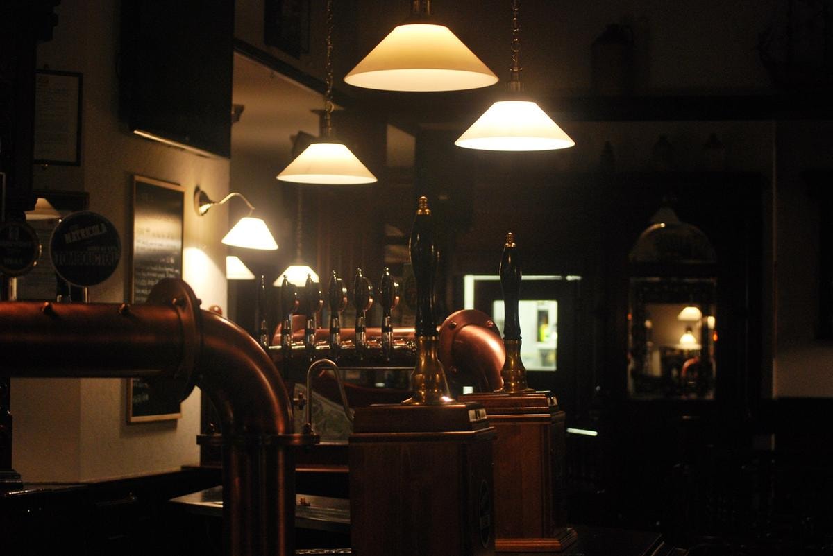 Esce il film di Peaky Blinders e il Garrison Pub apre a Milano ecco perché Netflix ha scelto il Matricola