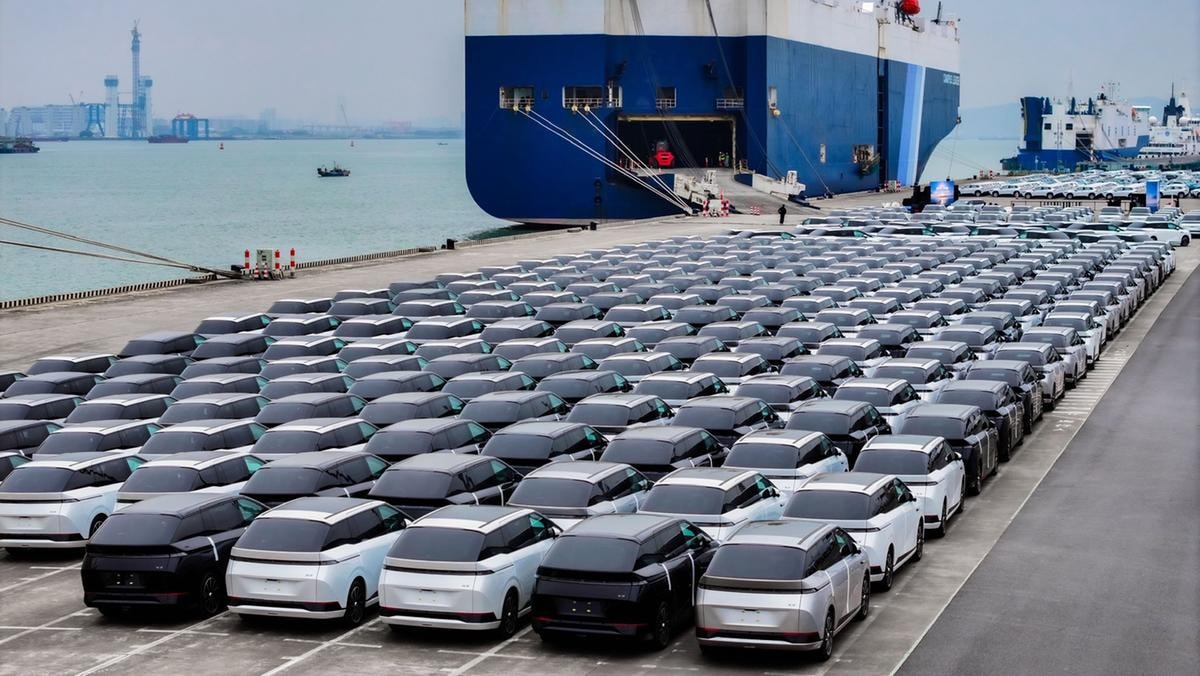 Auto, per la prima volta l’Ue ne importa dalla Cina più di quante ne esporta e manda in crisi gli storici gruppi
