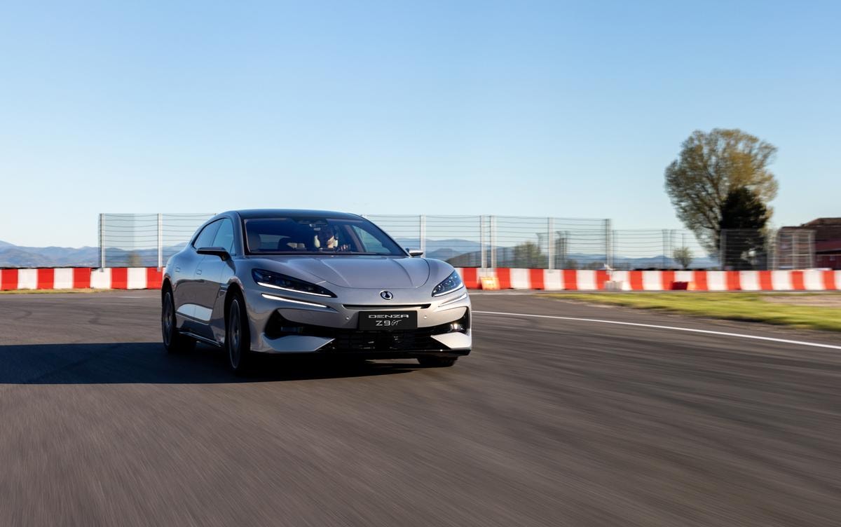 BYD rivoluziona le batterie: 800 km di autonomia e ricarica in 5 minuti