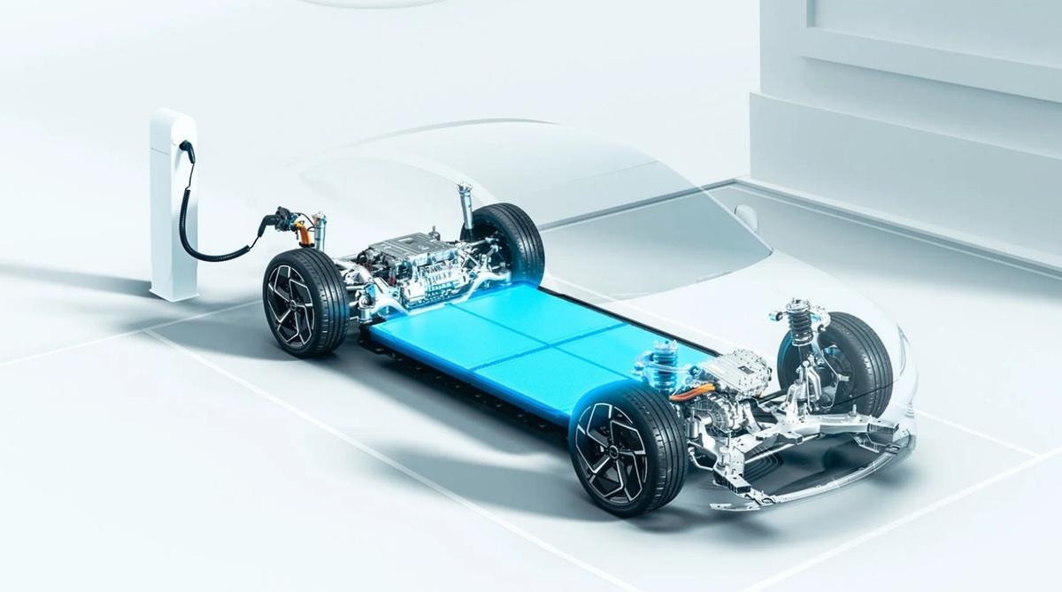 BYD rivoluziona le batterie: 800 km di autonomia e ricarica in 5 minuti