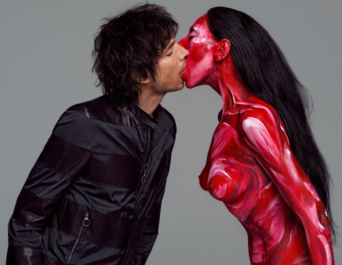 Lo scatto Me kissing Vinoodh (Eternally) del 2010 (courtesy Inez & Vinoodh)