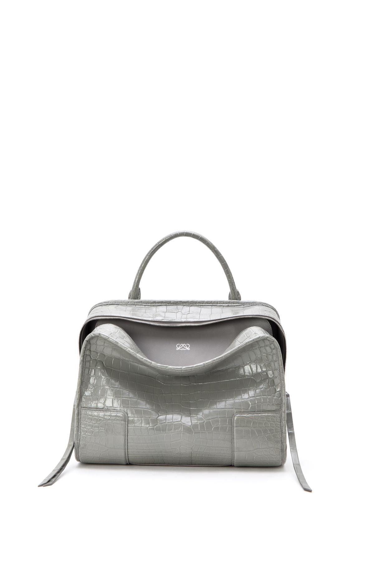 Loewe rilancia Amazona: la borsa che ha sempre parlato alle donne