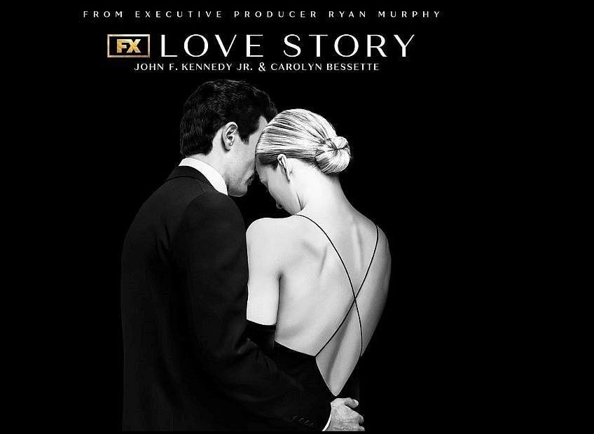 La serie Love Story su John F. Kennedy Jr. e Carolyn Bessette sta rivoluzionando la moda della primavera-estate 2026. Ecco come, partendo dall’accessorio cult, la borsa Iside di Valextra