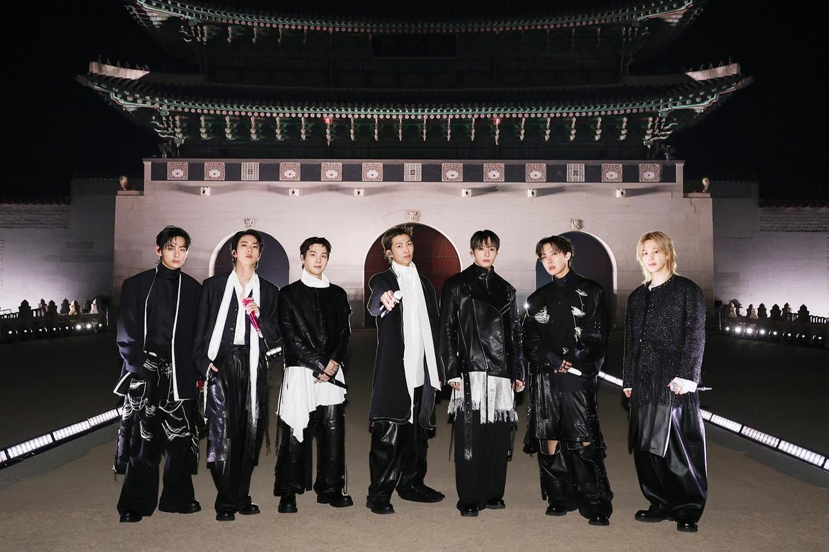 Da sinistra V, Jin, Suga, Rm, Jung Kook, J-Hope e Jimin in Songzio per il comeback dei Bts (courtesy Songzio)
