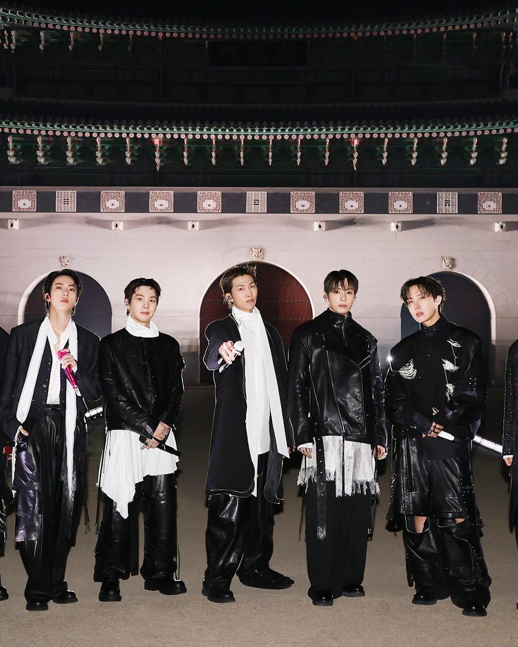 Da sinistra V, Jin, Suga, Rm, Jung Kook, J-Hope e Jimin in Songzio per il comeback dei Bts (courtesy Songzio)