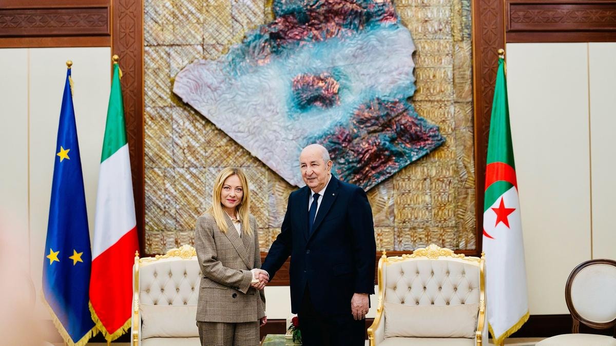 Giorgia Meloni, presidente del Consiglio, con Abdelmadjd Tebboune, presidente dell'Algeria