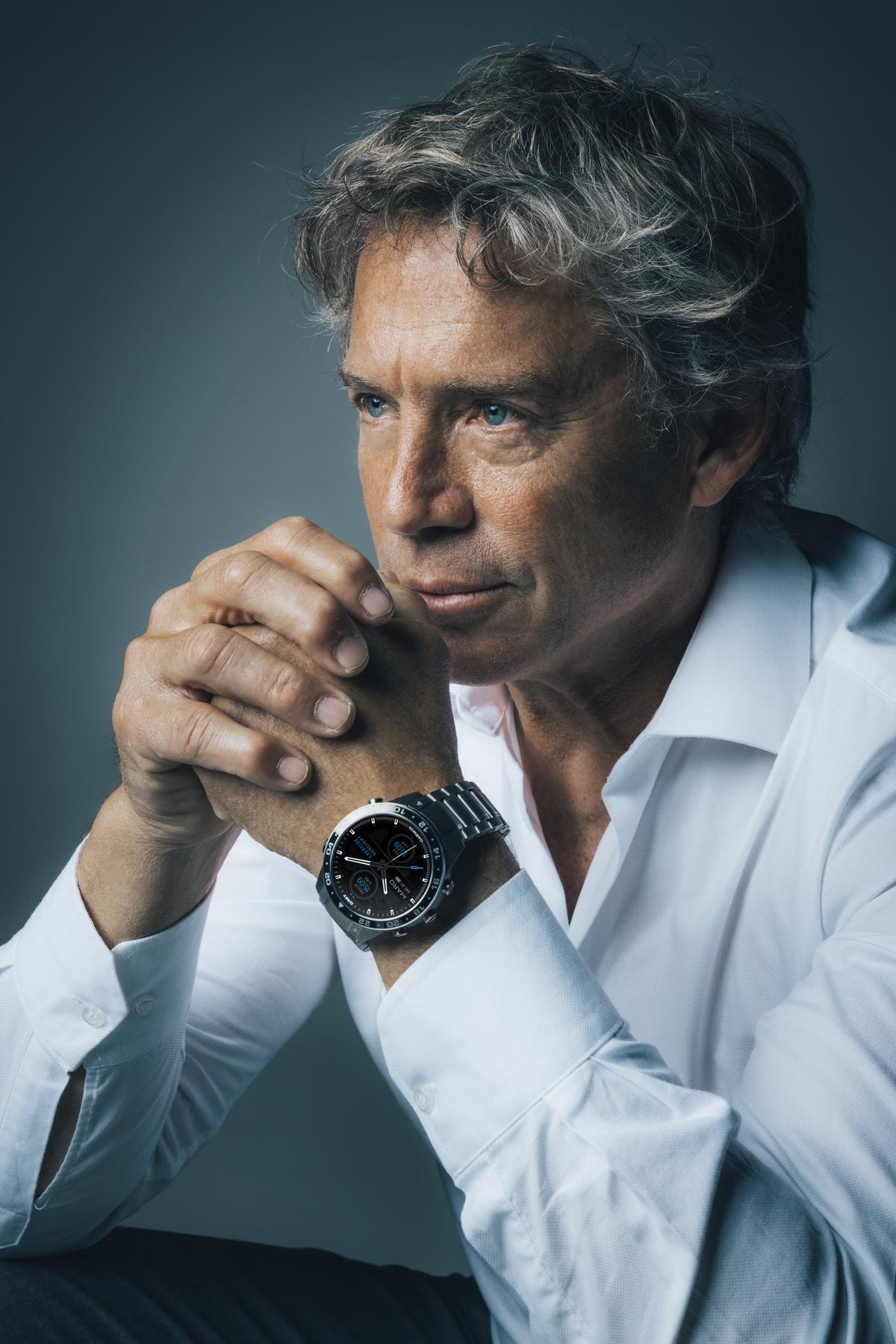 Diego Dominguez (nato nel 1966) ex rugbista a 15 e dirigente sportivo, indossa un Garmin Marq