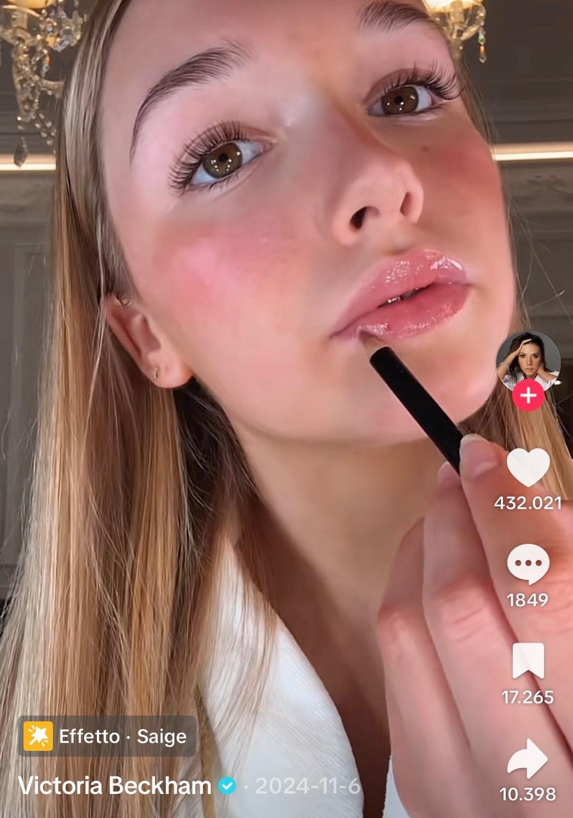 Harper Beckham durante un video tutorial di make-up su TikTok (ph Victoria Beckham @TikTok)