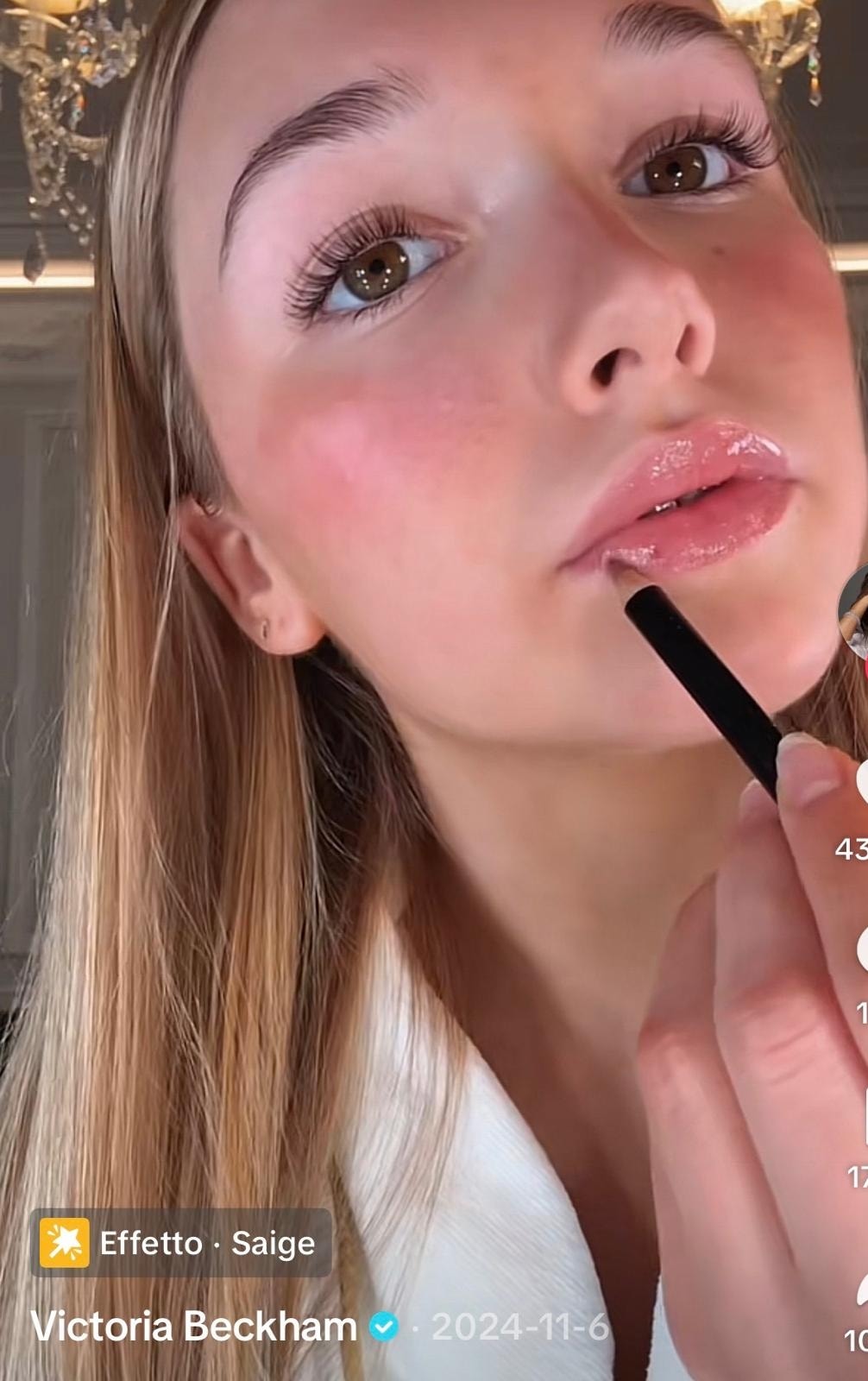 Harper Beckham durante un video tutorial di make-up su TikTok (ph Victoria Beckham @TikTok)
