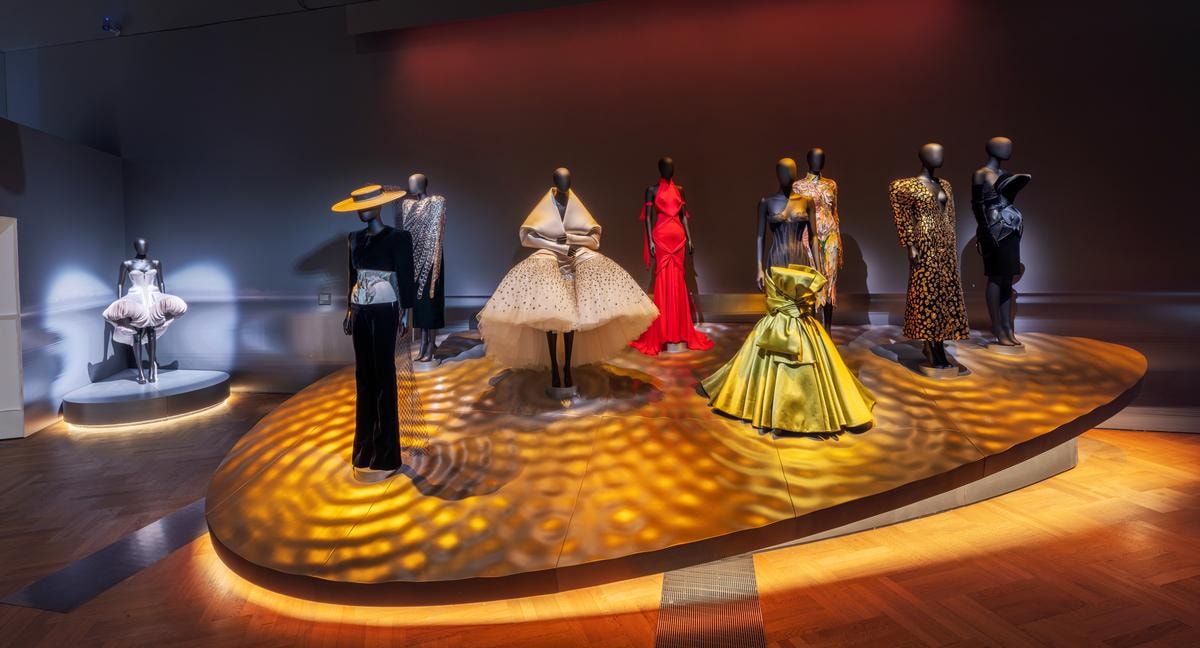 L’exhibition «Schiaparelli becomes art» al V&A (courtesy Schiaparelli)