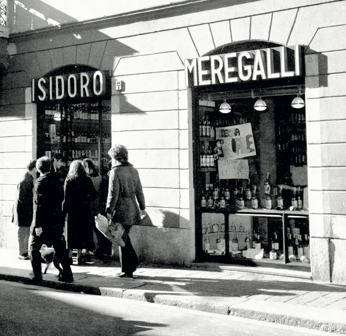 La vetrina della prima enoteca aperta in via Italia a Monza.
