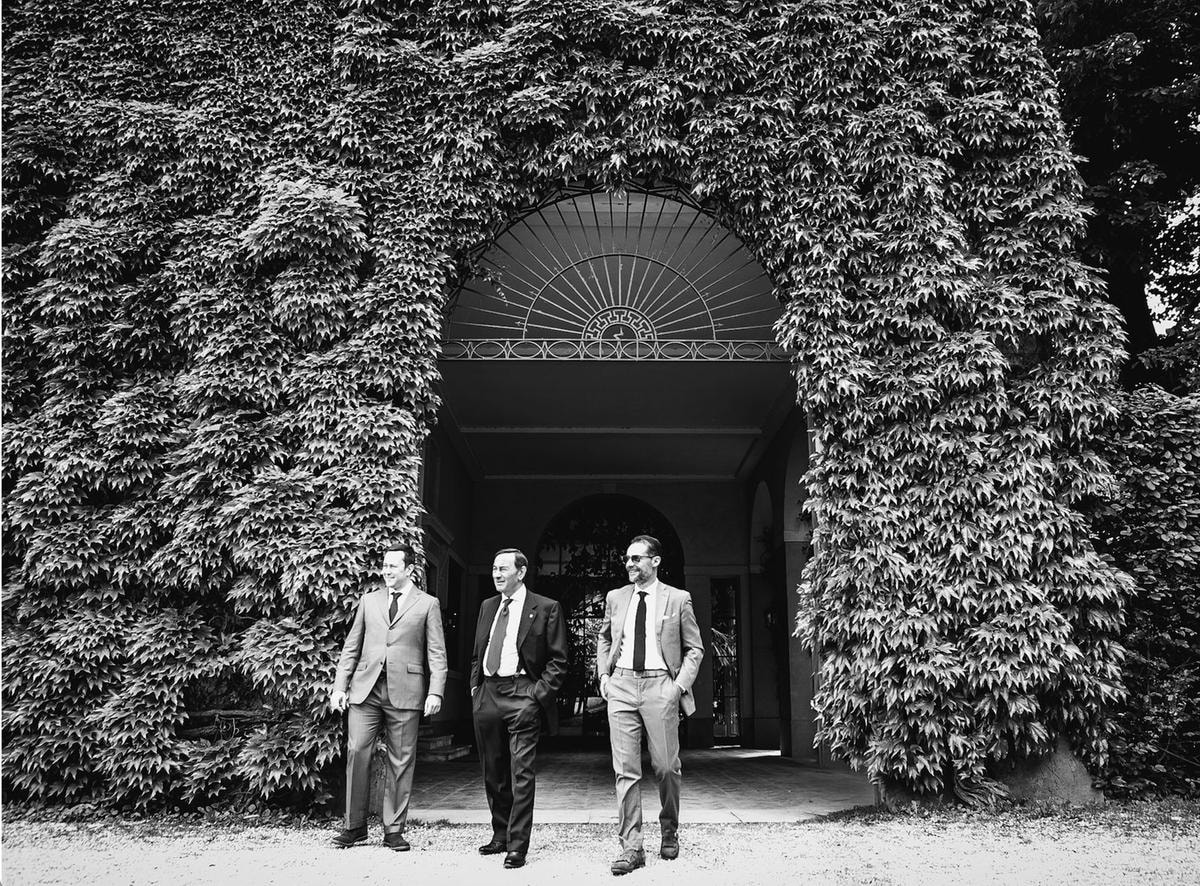 Da sinistra, Marcelllo Meregalli con il padre Giuseppe e Corrado Mapelli, direttore generale del Gruppo.