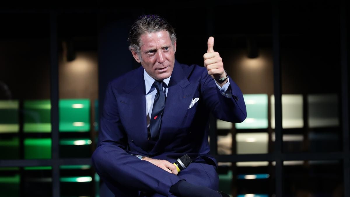 Lapo Elkann trasloca in Svizzera e attacca la Ue: sua la colpa della crisi dell’auto, il motore elettrico non è la soluzione